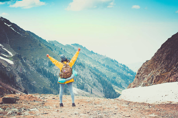 Feliz excursionista ganando alcanzar la meta de la vida, el éxito, la libertad y la felicidad, el logro en las montañas. Tian Shan viajes de montaña
. - Foto, Imagen