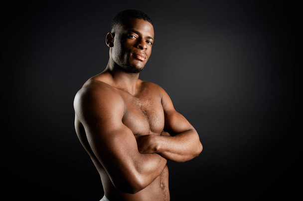 confident serious personal trainer with folded arms posing to the camera - Foto, Imagem