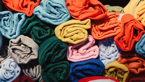 Kleurrijk textiel te koop op een straatmarkt  - Foto, afbeelding