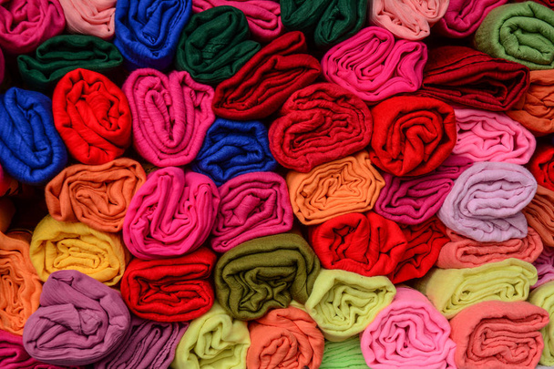 Барвистий текстиль для продажу на вуличному ринку
  - Фото, зображення