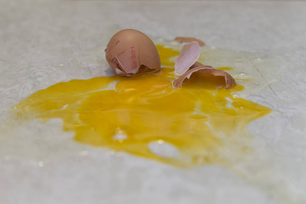 ovo e gema caiu no chão - Foto, Imagem