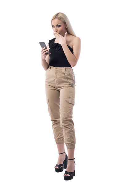 überrascht und schockiert Frau surft Rabatt auf Shopping-Smartphone-App. Ganzkörper isoliert auf weißem Hintergrund.  - Foto, Bild
