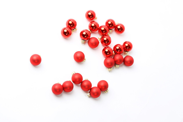 Red Christmas balls on white background - Foto, afbeelding