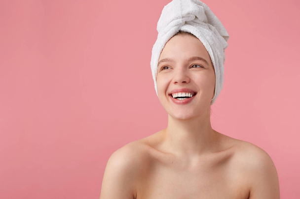 Studio kuva iloinen nuori nainen suihkun jälkeen pyyhe päällä
 - Valokuva, kuva