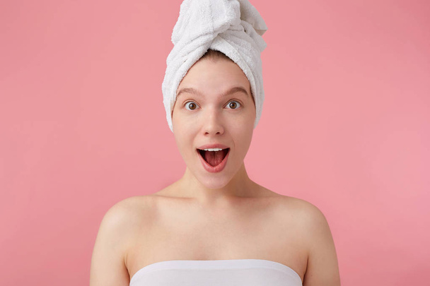 Primo piano della giovane donna felice stupita dopo la doccia con un asciugamano o
 - Foto, immagini