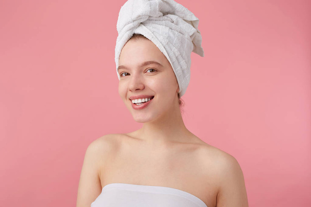 Gros plan de positive jeune belle femme après spa avec une serviette sur
  - Photo, image