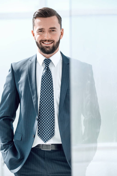 close up.successful businessman standing in the office - Foto, Imagen
