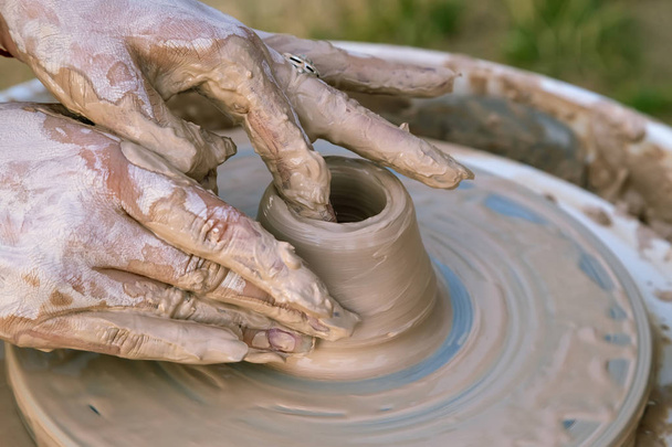 Clay 'in yakın çekim heykelini yaratmak. Eller yapma ürünleri fro - Fotoğraf, Görsel