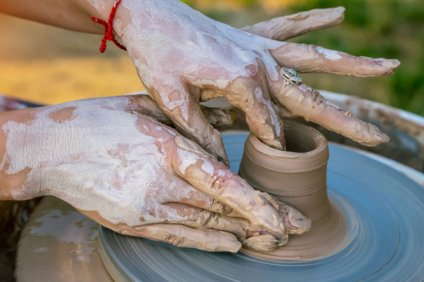 eine Skulptur aus Ton in Nahaufnahme zu schaffen. Hände, die Produkte herstellen - Foto, Bild