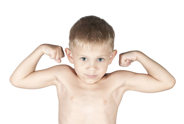 malý chlapec ukazuje svaly na paži - Fotografie, Obrázek