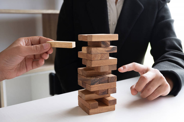 Dva hráčské bloky, hraní na dřevo. Koncepce riziko řízení a strategického plánu, proces růstu obchodní úspěšnosti a týmová práce - Fotografie, Obrázek