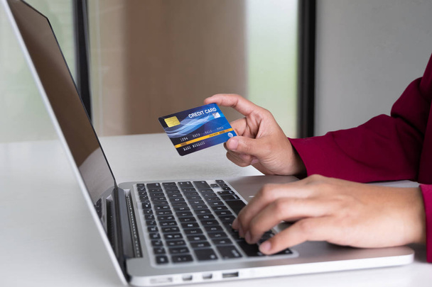 Mujer de negocios que tiene tarjeta de crédito y teléfono inteligente para compras en línea y pago hacer una compra en Internet
 - Foto, Imagen