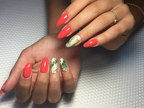 manicura de coral de moda con diseño de hojas verdes en uñas largas
 - Foto, imagen