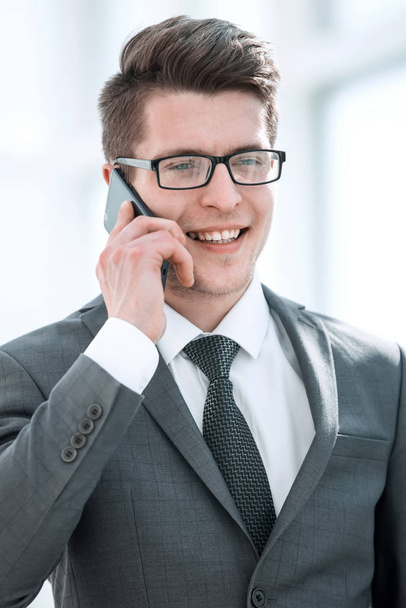 близкий наверх.успешный красивый бизнесмен разговаривает по телефону
 - Фото, изображение