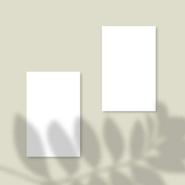 現実的な影を持つグリーンモックアップ垂直名刺モックアップは、葉をオーバーレイします。熱帯植物のベクトルシャドウテンプレートチラシ、カード、ポスター、空白、ソーシャルメディアの投稿 - ベクター画像