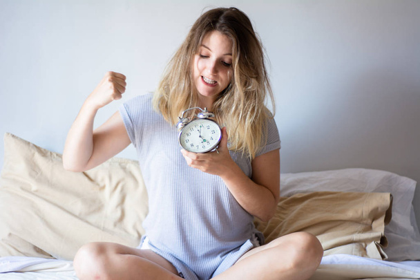 Angry woman with alarm clock - Foto, Imagem