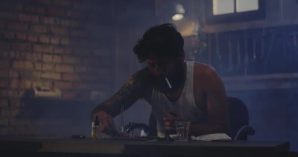 Mann erhitzt Droge in einem Löffel - Filmmaterial, Video