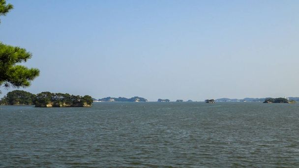 Matsushima Bay визначні пам'ятки круїзи. Matsushima Bay займає один з трьох переглядів Японії. Префектура Міягі, Японія - Фото, зображення