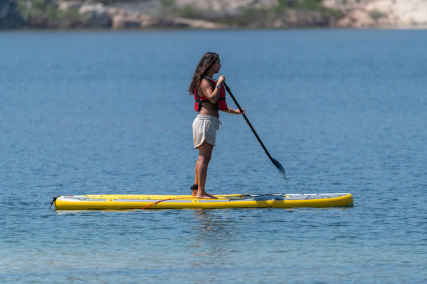 Stand Up Paddle auf einem See - Foto, Bild