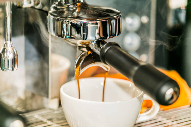 Кофе с различными опциями, эспрессо-машина для приготовления кофе в чашке. Пивоварение кофе с кофеваркой
 - Фото, изображение