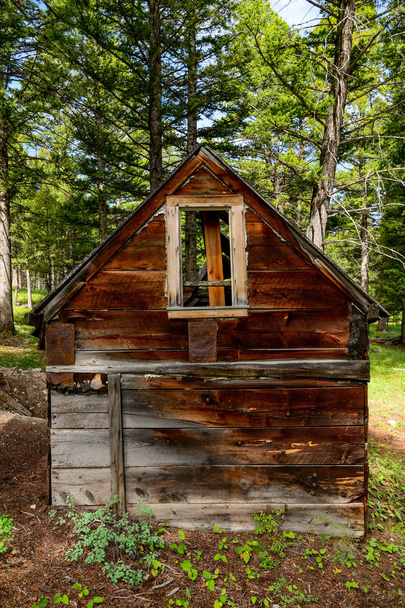Petite cabine météo à la couleur brun foncé de temps en temps
 - Photo, image