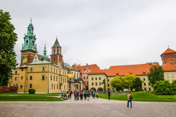 クラクフ、ポーランド - 2019年5月21日:クラクフの旧市街を歩く観光客. - 写真・画像