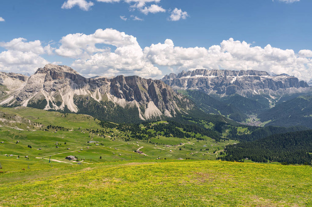 Idyllic Alps with green mountain hill under sky - Foto, afbeelding