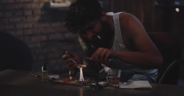 Człowiek ogrzewania narkotyków w łyżce - Materiał filmowy, wideo