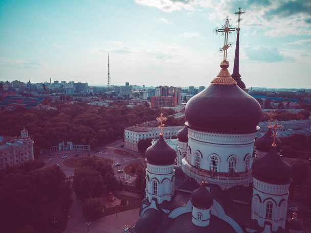 Christian church with golden crosses. Christian temple in Russia. The Church of the Christian Church is a monument of Russian spiritual and religious architectural tradition and Orthodoxy. - Foto, imagen