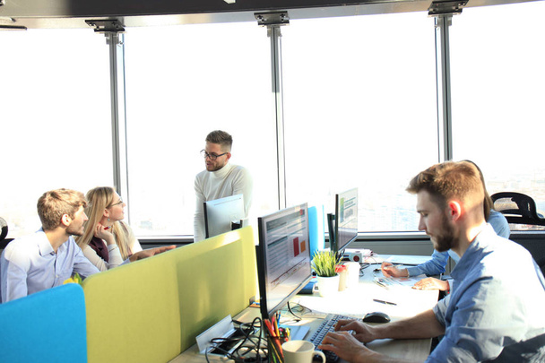 Mladá moderní kolegy v neformálně nosit, spolupracují při trávení času v kreativní kancelář. - Fotografie, Obrázek