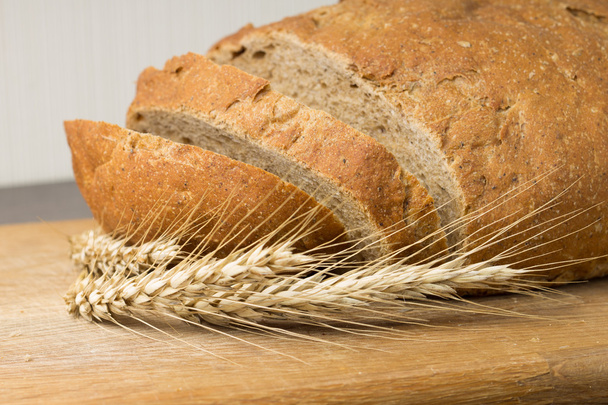 σταρένιο ψωμί ολικής άλεσης με τα αυτιά του σίτου - Φωτογραφία, εικόνα