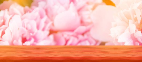 Üres, fehér fa asztali a rózsaszín pünkösdi rózsa színek fali háttér. - Fotó, kép
