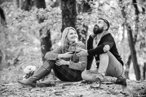 A különleges dátum ünneplése. pár szerelmes pihenni őszi erdőben. boldog nő és szakállas ember bort inni. szerelmi dátum és a romantika. Tavaszi hangulat. Üdv. esik az időjárás. Családi piknik. Boldog pár - Fotó, kép