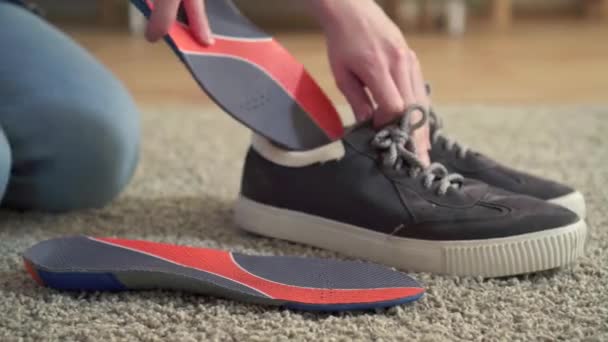 woman inserts orthopedic insoles into shoes - Filmagem, Vídeo