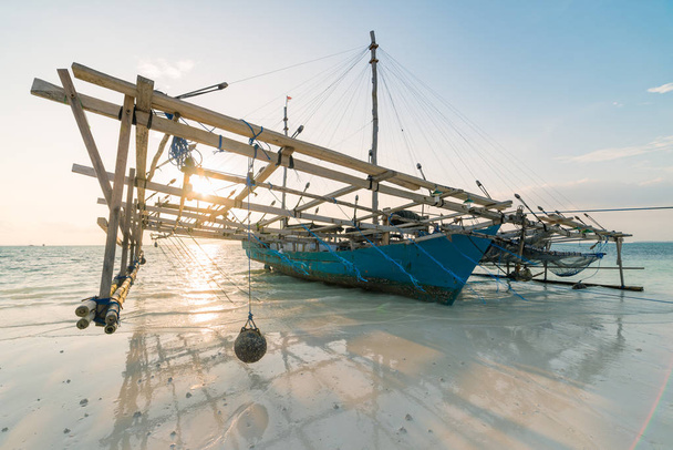 Традиционная рыболовная лодка на пляже Карьерного моря. Индонезия Молуккский архипелаг, острова Кей. Культурное наследие Индонезии
. - Фото, изображение