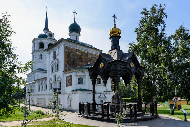 Russia, Irkutsk - July 6, 2019: Spasskaya Church of Chist the Saviour in the center of Irkutsk city is one of the oldest stone building in Irkutsk and cast iron gazebo chapel - Fotografie, Obrázek