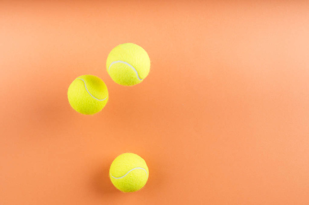 Μπάλες του τένις που αναπηδούν στο πορτοκαλί. Έννοια - Φωτογραφία, εικόνα