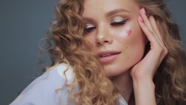 Pretty girl with curls hairstyle, classic makeup, freckles, nude lips Beauty face. - Footage, Video