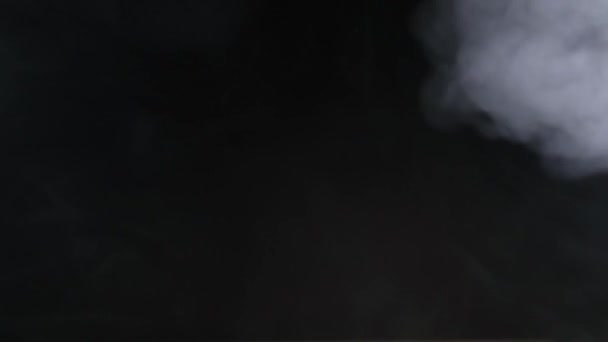 Fumée atmosphérique Effet brouillard. Élément VFX. Fond brumeux. Nuage de fumée abstrait. Fumée au ralenti sur fond noir. Fumée blanche flottant lentement dans l'espace sur fond noir
. - Séquence, vidéo