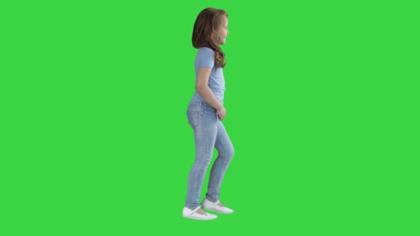 Little Cute dziecko uśmiechając się w casual i chodzenie na zielonym ekranie, Chroma Key. - Materiał filmowy, wideo
