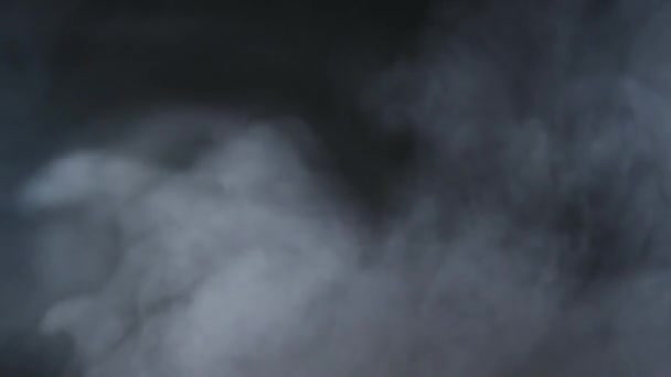 Dym atmosferyczny efekt mgła. Element VFX. Tło zamglenia. Abstrakcyjna chmura dymu. Dym w zwolnionym tempie na czarnym tle. Biały dym powoli unoszące się przez przestrzeń na czarnym tle. - Materiał filmowy, wideo