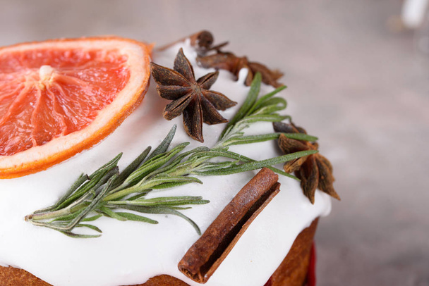 Пасхальный торт, с красивым декором на столе
 - Фото, изображение