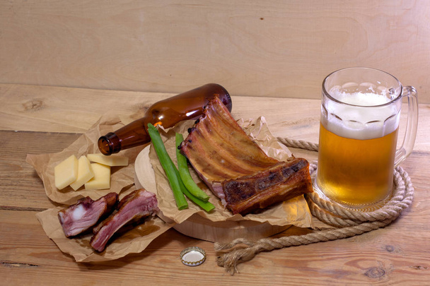 Smoked pork ribs with light beer and cheese - Foto, Imagen