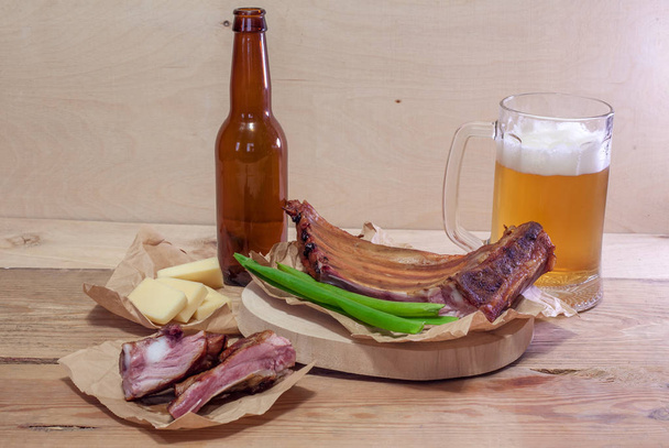 Smoked pork ribs with light beer and cheese - Фото, зображення
