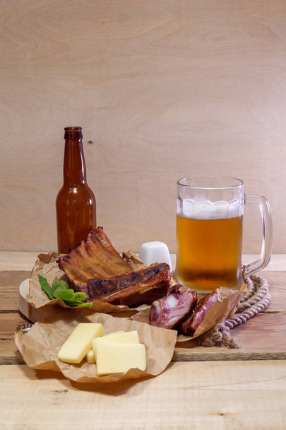 Smoked pork ribs with light beer and cheese - Fotoğraf, Görsel
