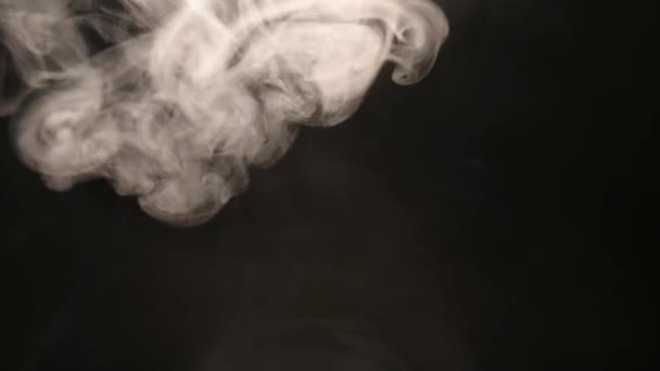 Atmosférický kouř účinek mlhy. Prvek VFX. Opar na pozadí. Abstraktní kouřový mrak. Kouř v pomalém pohybu na černém pozadí. Bílý kouř zvolna plující prostorem proti černému pozadí. - Záběry, video