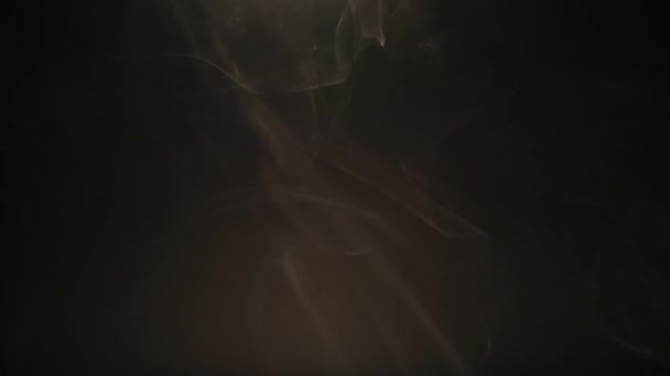 Atmosferik duman sis etkisi. VFX elemanı. Haze arka plan. Soyut duman bulutu. Siyah arka planda yavaş hareket duman. Beyaz duman yavaşça siyah arka plana karşı uzayda yüzen. - Video, Çekim
