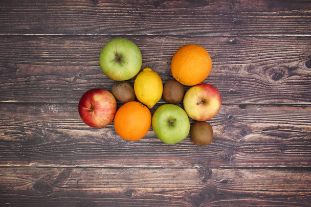 Fruta fresca y saludable sobre fondo de madera
 - Foto, Imagen