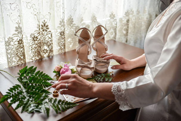 a menyasszony csodálta a cipőjét - Fotó, kép