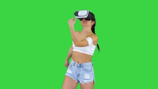Cute girl dancing while she has her VR on Dancing time on a Green Screen, Chroma Key. - Materiał filmowy, wideo